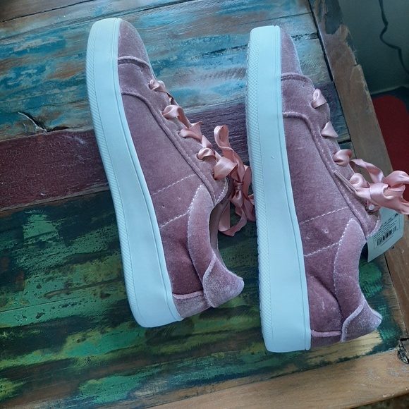 Stevie's charming pink shoes with beautiful laces - Picture 2 of 5